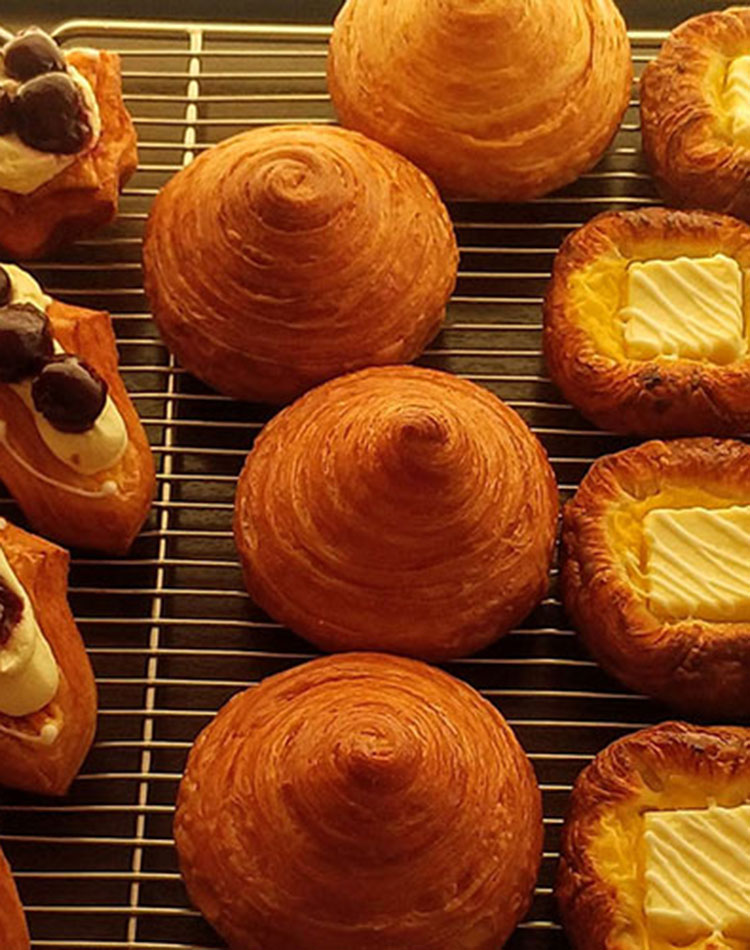 窓際に並ぶ焼き立てパン