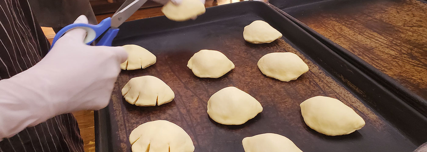 クリームパンを作る様子