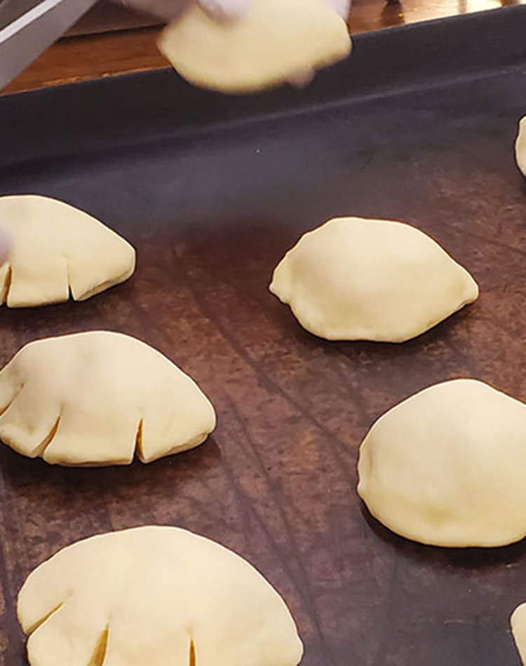 クリームパンを作る様子