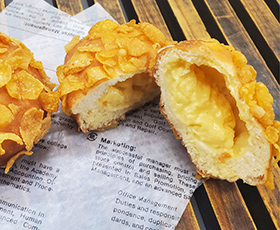 カスタードフレークドーナツ